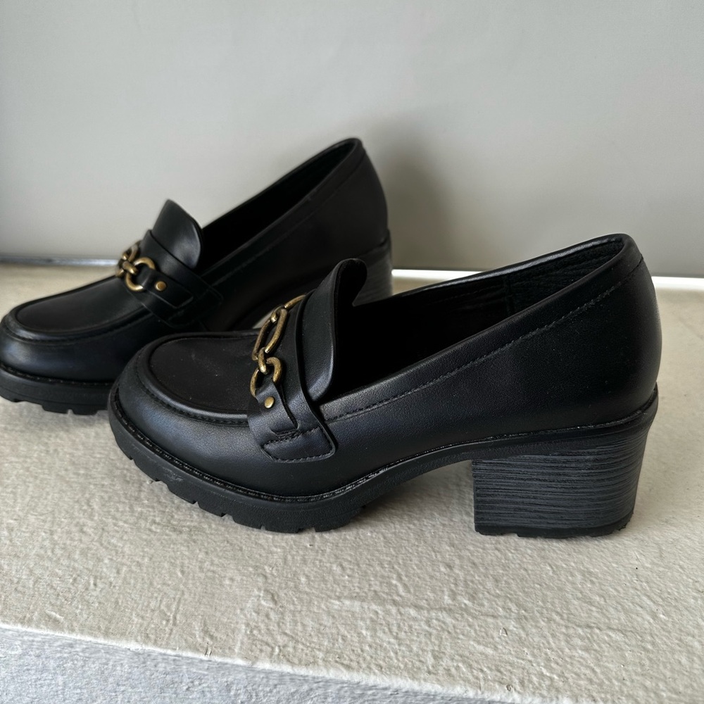 In good condition, color black, size 7.5